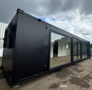 Conteneur Modulaire 40 Pieds Bureau / Réfectoire – Design « Black Edition » avec Grandes Baies Vitrées (Anti-Vandale)