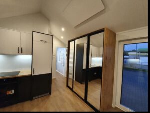 Mobil-Home 10x4m (40 m²) « Modèle II » – Toit à 30°, Poêle à Pellets & Chauffage Hybride (Sur Commande)