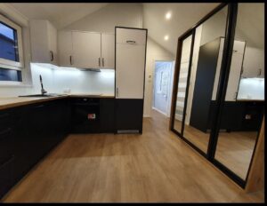 Mobil-Home 10x4m (40 m²) « Modèle II » – Toit à 30°, Poêle à Pellets & Chauffage Hybride (Sur Commande)