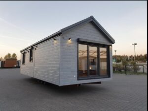 Mobil-Home 10x4m (40 m²) « Modèle II » – Toit à 30°, Poêle à Pellets & Chauffage Hybride (Sur Commande)