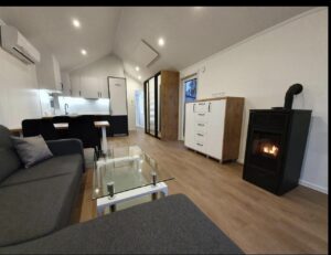 Mobil-Home 10x4m (40 m²) « Modèle II » – Toit à 30°, Poêle à Pellets & Chauffage Hybride (Sur Commande)
