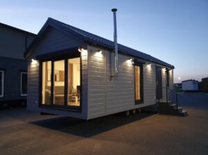 Mobil-Home 10x4m (40 m²) « Modèle II » – Toit à 30°, Poêle à Pellets & Chauffage Hybride (Sur Commande)