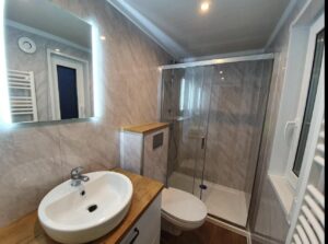 Mobil-Home 10x4m (40 m²) « Modèle II » – Toit à 30°, Poêle à Pellets & Chauffage Hybride (Sur Commande)