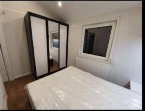 Mobil-Home 10x4m (40 m²) « Modèle II » – Toit à 30°, Poêle à Pellets & Chauffage Hybride (Sur Commande)