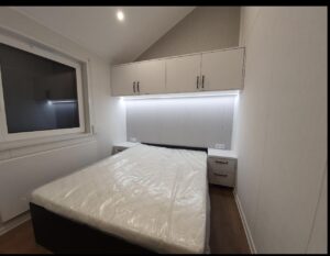 Mobil-Home 10x4m (40 m²) « Modèle II » – Toit à 30°, Poêle à Pellets & Chauffage Hybride (Sur Commande)