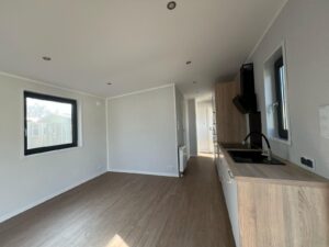 Mobil-Home « Camp II » – Design Scandinave en Bois (Cuisine Équipée & Finitions Haut de Gamme)