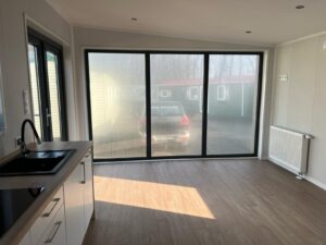 Mobil-Home « Camp II » – Design Scandinave en Bois (Cuisine Équipée & Finitions Haut de Gamme)