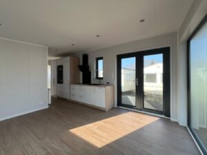 Mobil-Home « Camp II » – Design Scandinave en Bois (Cuisine Équipée & Finitions Haut de Gamme)