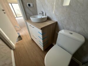 Mobil-Home « Camp II » – Design Scandinave en Bois (Cuisine Équipée & Finitions Haut de Gamme)