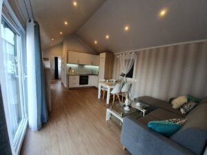 Mobil-Home « Reale III » 12x4m – Façade en Bois et 3 Chambres (Tout Équipé avec Électroménager)