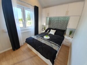Mobil-Home « Reale III » 12x4m – Façade en Bois et 3 Chambres (Tout Équipé avec Électroménager)