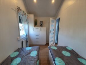 Mobil-Home « Reale III » 12x4m – Façade en Bois et 3 Chambres (Tout Équipé avec Électroménager)