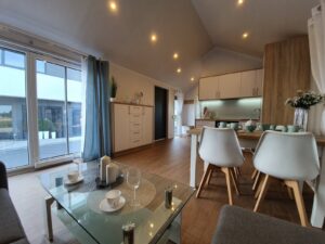 Mobil-Home « Reale III » 12x4m – Façade en Bois et 3 Chambres (Tout Équipé avec Électroménager)