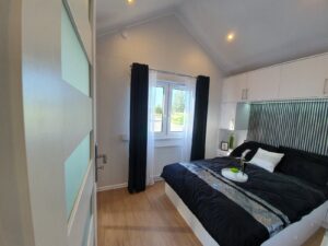 Mobil-Home « Reale III » 12x4m – Façade en Bois et 3 Chambres (Tout Équipé avec Électroménager)
