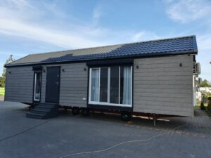 Mobil-Home « Reale III » 12x4m – Façade en Bois et 3 Chambres (Tout Équipé avec Électroménager)