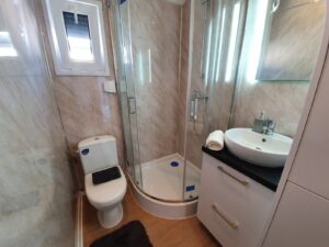 Mobil-Home « Reale III » 12x4m – Façade en Bois et 3 Chambres (Tout Équipé avec Électroménager)