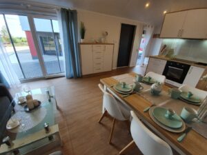 Mobil-Home « Reale III » 12x4m – Façade en Bois et 3 Chambres (Tout Équipé avec Électroménager)