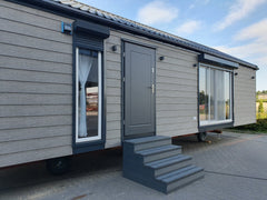 Mobil-Home « Reale III » 12x4m – Façade en Bois et 3 Chambres (Tout Équipé avec Électroménager)