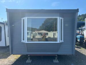 Mobil-Home « Chalet Wood Gray » 10,8 x 3,7m – Design Moderne avec Bow-Window & Double Entrée