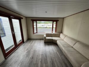 Mobil-Home « Chalet Wood Gray » 10,8 x 3,7m – Design Moderne avec Bow-Window & Double Entrée