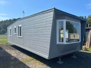 Mobil-Home « Chalet Wood Gray » 10,8 x 3,7m – Design Moderne avec Bow-Window & Double Entrée