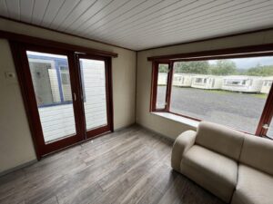 Mobil-Home « Chalet Wood Gray » 10,8 x 3,7m – Design Moderne avec Bow-Window & Double Entrée