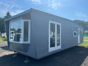 Mobil-Home « Chalet Wood Gray » 10,8 x 3,7m – Design Moderne avec Bow-Window & Double Entrée