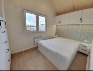 Mobil-Home « Reale II » 12x4m – Toit à 30° avec Poêle à Granulés et Plafond en Bois (3 Chambres)
