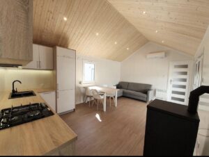 Mobil-Home « Reale II » 12x4m – Toit à 30° avec Poêle à Granulés et Plafond en Bois (3 Chambres)