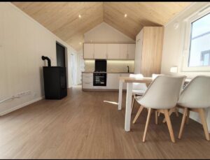 Mobil-Home « Reale II » 12x4m – Toit à 30° avec Poêle à Granulés et Plafond en Bois (3 Chambres)