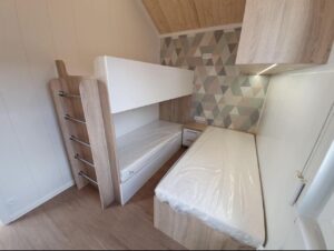 Mobil-Home « Reale II » 12x4m – Toit à 30° avec Poêle à Granulés et Plafond en Bois (3 Chambres)