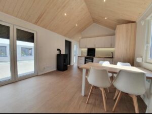 Mobil-Home « Reale II » 12x4m – Toit à 30° avec Poêle à Granulés et Plafond en Bois (3 Chambres)