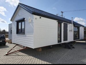 Mobil-Home « Reale II » 12x4m – Toit à 30° avec Poêle à Granulés et Plafond en Bois (3 Chambres)