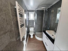 Mobil-Home « Reale II » 12x4m – Toit à 30° avec Poêle à Granulés et Plafond en Bois (3 Chambres)