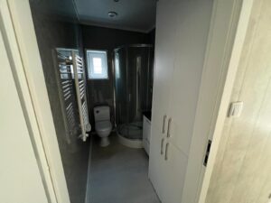 Mobil-Home Résidentiel « King I » 12x4m – Hauteur 2,60m & Isolation 20cm (Triple Vitrage)