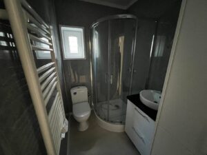 Mobil-Home Résidentiel « King I » 12x4m – Hauteur 2,60m & Isolation 20cm (Triple Vitrage)
