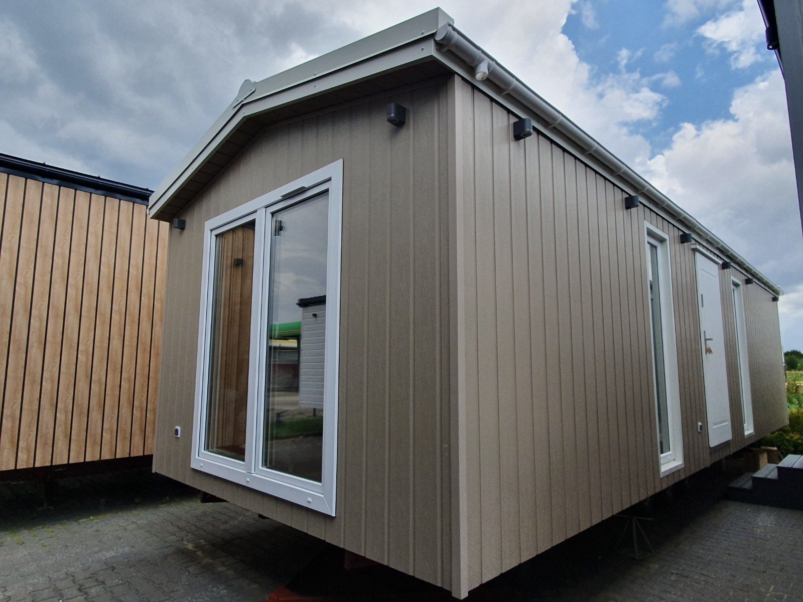 Mobil-Home « Samos 2 » 10x3,5m – Design Scandinave avec 3 Chambres (Cuisine Noir Mat & Bois)
