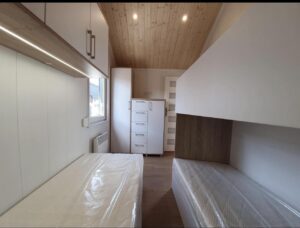 Mobil-Home « Samos 2 » 10x3,5m – Design Scandinave avec 3 Chambres (Cuisine Noir Mat & Bois)