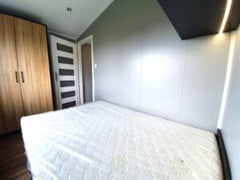 Mobil-Home « Samos 2 » 10x3,5m – Design Scandinave avec 3 Chambres (Cuisine Noir Mat & Bois)