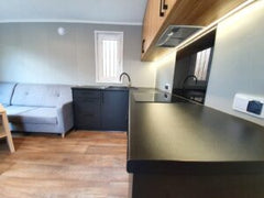 Mobil-Home « Samos 2 » 10x3,5m – Design Scandinave avec 3 Chambres (Cuisine Noir Mat & Bois)
