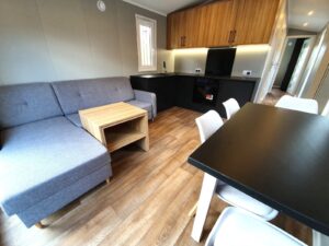 Mobil-Home « Samos 2 » 10x3,5m – Design Scandinave avec 3 Chambres (Cuisine Noir Mat & Bois)