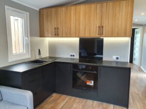 Mobil-Home « Samos 2 » 10x3,5m – Design Scandinave avec 3 Chambres (Cuisine Noir Mat & Bois)