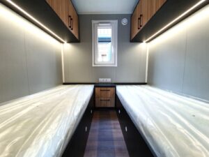 Mobil-Home « Samos 2 » 10x3,5m – Design Scandinave avec 3 Chambres (Cuisine Noir Mat & Bois)
