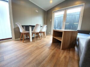 Mobil-Home « Samos 2 » 10x3,5m – Design Scandinave avec 3 Chambres (Cuisine Noir Mat & Bois)