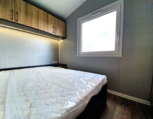 Mobil-Home « Samos 2 » 10x3,5m – Design Scandinave avec 3 Chambres (Cuisine Noir Mat & Bois)