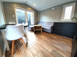 Mobil-Home « Samos 2 » 10x3,5m – Design Scandinave avec 3 Chambres (Cuisine Noir Mat & Bois)