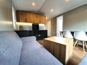 Mobil-Home « Samos 2 » 10x3,5m – Design Scandinave avec 3 Chambres (Cuisine Noir Mat & Bois)