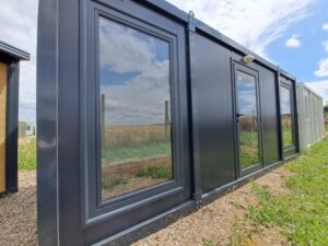 Module Préfabriqué 15 m² « Design » (6x2,5m) – Bureau Vitré Gris Anthracite Isolé