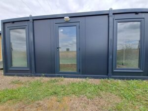 Module Préfabriqué 15 m² « Design » (6x2,5m) – Bureau Vitré Gris Anthracite Isolé