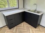 Tiny House "Complete Deluxe" 36 m² – Maisonnette Extensible avec 2 Chambres et Cuisine en L – Image 12